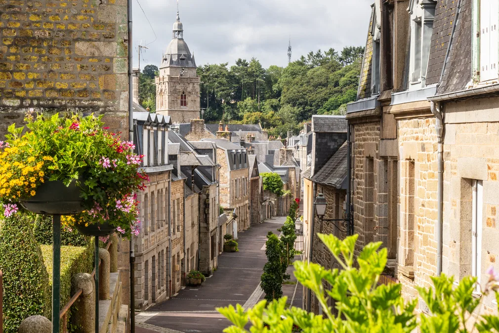 Ruelle fleurie d'un village normand de caractère avec son clocher et ses maisons en pierre — Rouen