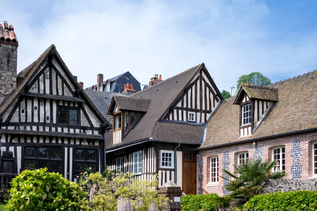 Maisons normandes à colombages typiques, entre pans de bois et briques — Rouen