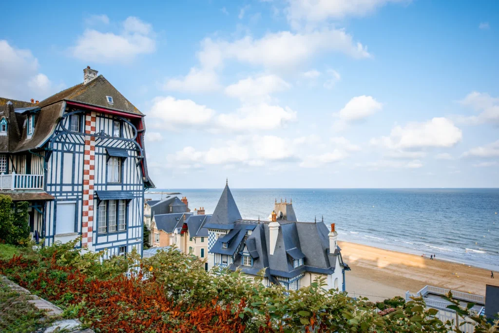 Villas anglo-normandes à colombages dominant la plage et la mer de la Manche — Rouen