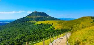 Sentier menant au Puy de Dôme, emblème des volcans d'Auvergne — Saint-Étienne