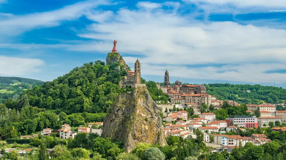 Le Puy-en-Velay, ses aiguilles rocheuses et sa statue Notre-Dame de France — Saint-Étienne