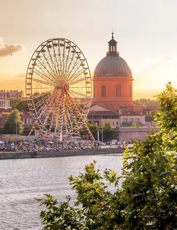 La grande roue et le dôme de la Grave au bord de la Garonne, dans la lumière dorée du soir — Toulouse
