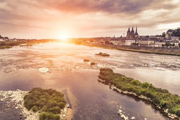 La Loire au coucher du soleil, bancs de sable et ville historique en toile de fond — Tours-Angers-Poitiers