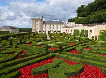 Jardins à la française du château de Villandry, parterres de buis et fleurs rouges — Tours-Angers-Poitiers