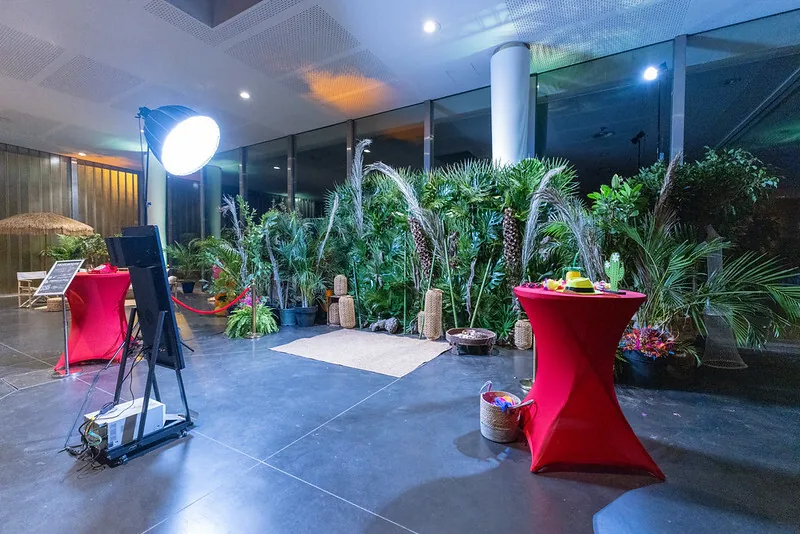 Animation photobooth soiree theme tropical entreprise