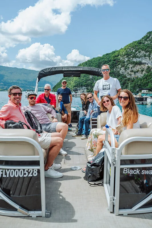 Incentive d'entreprise en bateau sur un lac de montagne