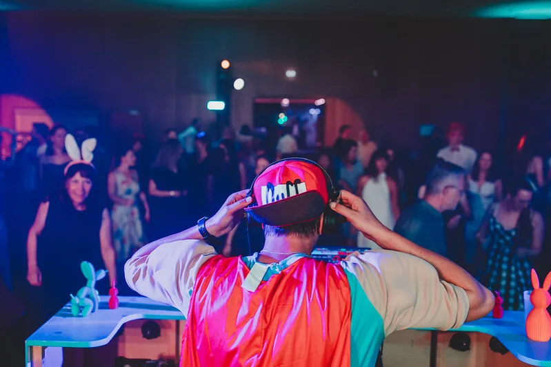 Soirée dansante d'entreprise avec DJ et piste de danse