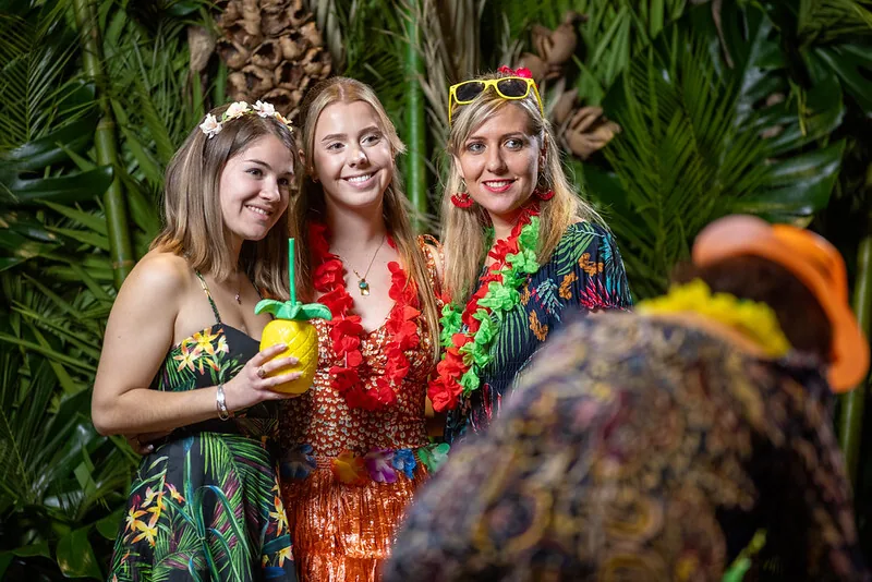 Soiree entreprise theme tropical hawaien groupe