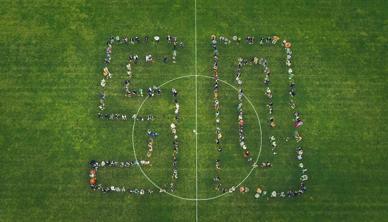 Team building photo aerienne formation humaine stade