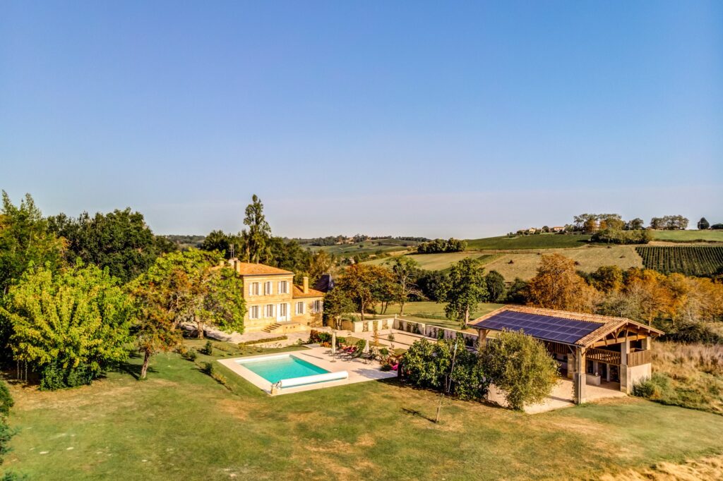 Vue aérienne du Manoir de Bordeaux, domaine privatisable à Cadillac-sur-Garonne en Gironde