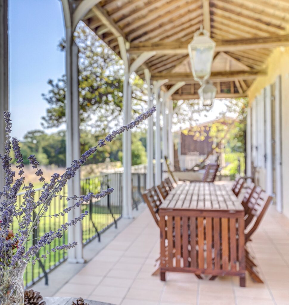Terrasse couverte du Manoir de Bordeaux pour les déjeuners et pauses de séminaire